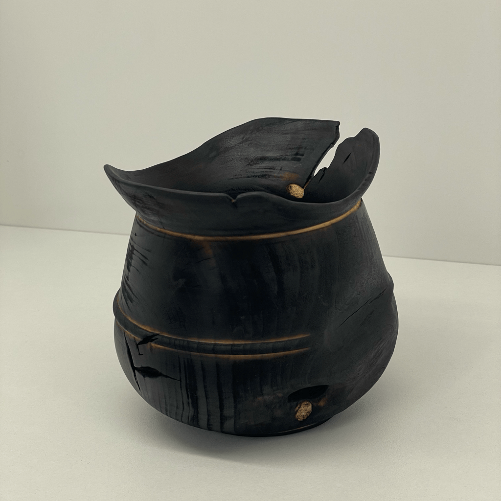 vase en merisier rouge brulé